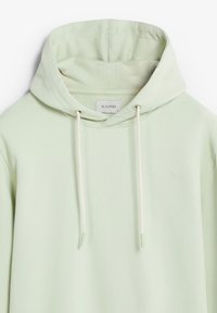 Sudadera con capucha de color verde claro, hecha de material suave, con cordones de contraste en color crema y un pequeño logotipo en el pecho.