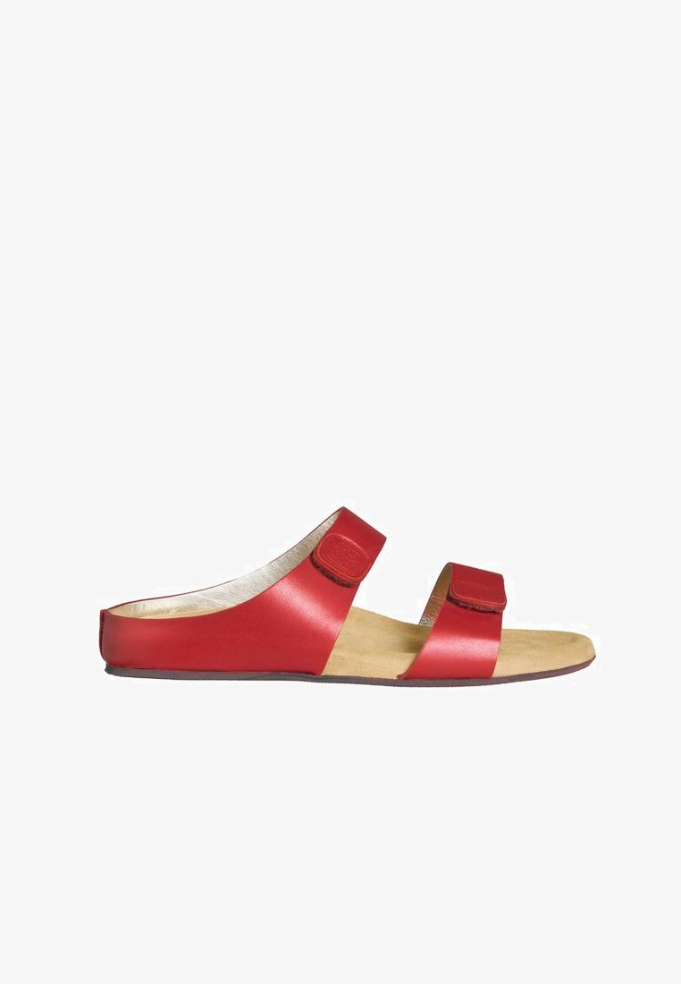 Sandales en cuir rouge avec deux sangles ajustables, une semelle plate et une semelle intérieure texturée beige. Design léger adapté à une utilisation casual.