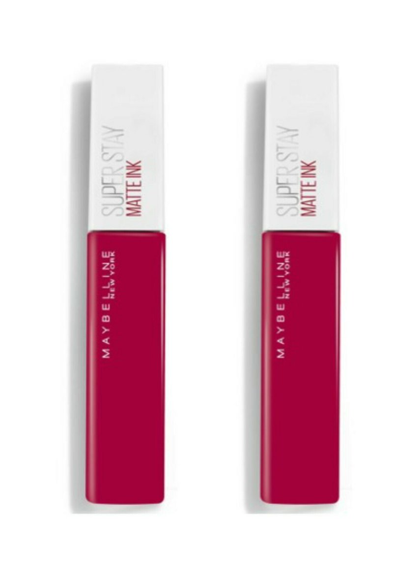 Rouge à lèvres liquide Maybelline Super Stay Matte Ink en rouge vif, avec un capuchon rectangulaire blanc portant un texte noir et un design élégant.