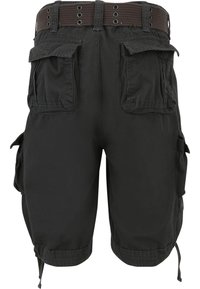 Short cargo noir avec plusieurs grandes poches à rabat et une ceinture en tissu foncé avec œillets métalliques.