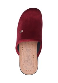 Burgunderfarbene Wildlederhausschuhe mit offenem Rücken, strukturiertem Fußbett und einem kleinen metallischen Akzent. Verfügt über ein weiches, plüschiges Äußeres und eine konturierte Form.