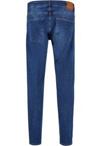 Jean slim bleu foncé avec deux poches arrière et un patch en cuir marron de la marque sur la ceinture, vu de dos.