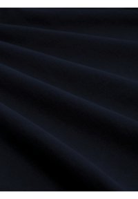 Donker marineblauwe stof met een glad, gestructureerd oppervlak, dat zachte plooien en een subtiel ribbelpatroon vertoont. Ideaal voor verschillende textieltoepassingen.