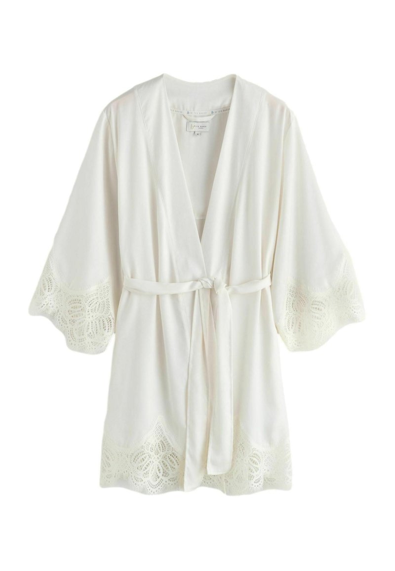 Halat alb cu dantelă la mâneci și margine. Confecționat dintr-un material moale, prevăzut cu închidere cu cordon la talie și design cu deschidere frontală.