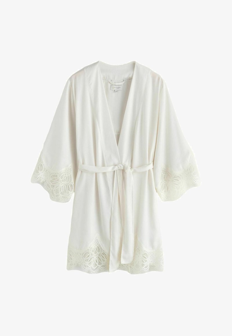 Halat alb cu dantelă la mâneci și margine. Confecționat dintr-un material moale, prevăzut cu închidere cu cordon la talie și design cu deschidere frontală.