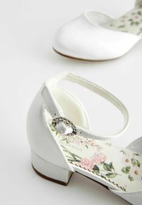 Next OCCASION STANDARD - Ballerine con cinturino - white satin stain resistant bridesmaid