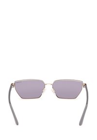 Gafas de sol con montura metálica y lentes hexagonales, con un tinte púrpura claro y patillas grises. Cuenta con almohadillas nasales transparentes para mayor comodidad.