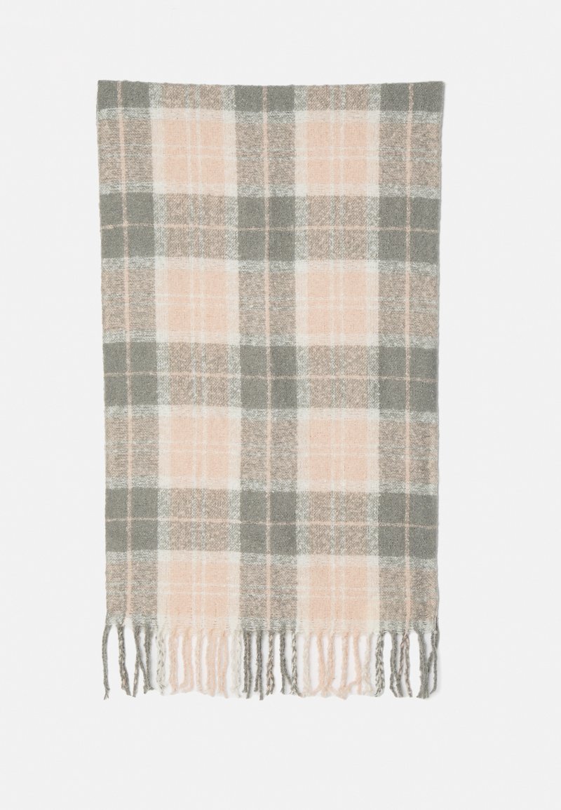 Bufanda de cuadros hecha de un tejido suave con cuadrados alternos en gris, melocotón y blanco. Notables bordes con flecos.