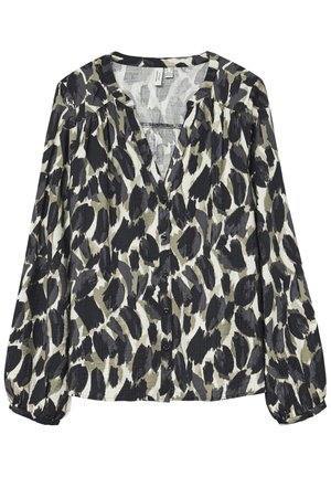 Chemisier à manches longues avec boutons, imprimé animalier abstrait noir, gris et blanc, et empiècement froncé sur fond blanc.