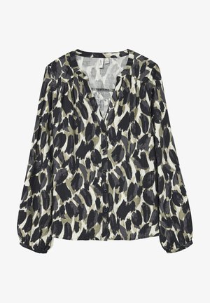 Chemisier à manches longues avec boutons, imprimé animalier abstrait noir, gris et blanc, et empiècement froncé sur fond blanc.