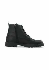Botas negras de cuero hasta el tobillo con cordones en la parte delantera, cremallera lateral, punta redonda y suela de goma texturizada. Presenta detalles de costura y una pestaña para tirar.