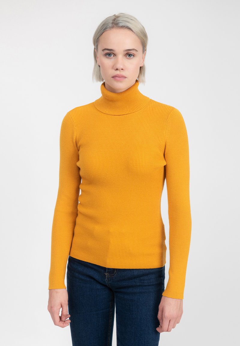 Maglione giallo a collo alto con maniche lunghe e design aderente. La trama è morbida e il colore è vivace su uno sfondo neutro.