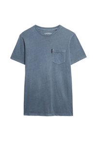 Camiseta de algodón azul con mangas cortas, escote redondo, un bolsillo en el pecho y una textura sutil. Incluye una pequeña etiqueta de la marca en el lateral.