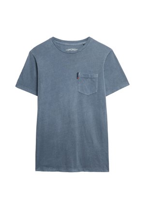 T-shirt in cotone blu con maniche corte, scollo rotondo, tasca sul petto e una trama sottile. Include un piccolo etichetta del marchio di lato.