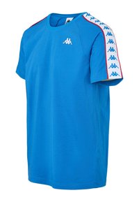 Sinine lühikeste varrukatega särk valgete ja siniste logodel olümpiamärkidega õlgadel ja varrukatel, väike valge logo ülemisel vasakul rinnal.