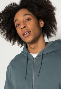 Weekday STANDARD ZIP HOODIE - Camisola com fecho - grey dark