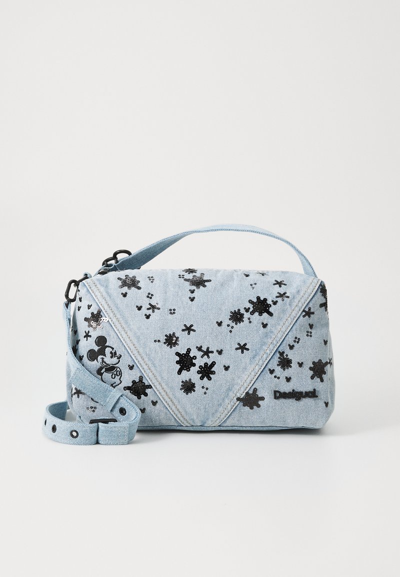 Denim axelremsväska i ljusblått, med svarta blommönster och Mickey Mouse-tryck. Justerbar rem och dragkedjestängning.