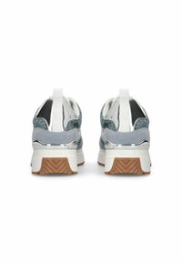 Paire de baskets bleues, grises et blanches avec languettes, accents argentés et semelles brunes crantées, vues de dos sur fond blanc.