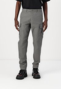 Pantaloni cargo gri cu buzunare laterale, fabricați dintr-un material durabil. Echipat cu închidere cu nasture și design cu picior drept. Asortați cu cizme negre.