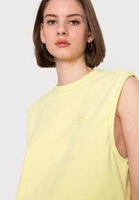 adidas Originals VEST - T-shirt estampada - pulse yellow