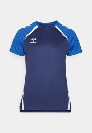 Sötétkék sportpóló rövid ujjal, kék díszítéssel, fehér csíkkal az oldalán és logóval a mellkason. Sima tapintású.