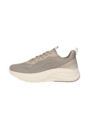 Baskets de sport beige clair avec dessus en mesh, fermeture à lacets, semelle épaisse et rembourrée, et languettes de tirage sur la languette et le talon.