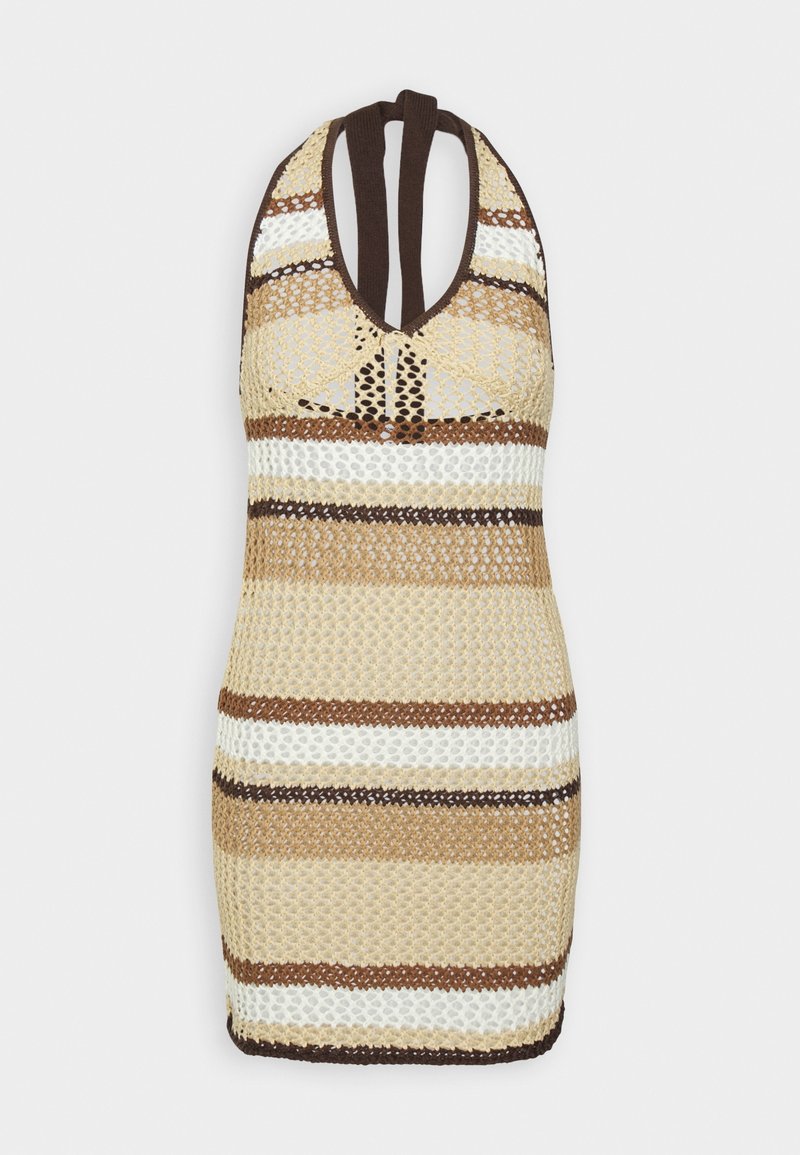 Robe sans manches à col halter en crochet avec rayures horizontales beige, marron et blanc, motif ajouré et longueur courte.