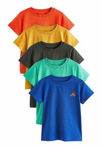 Fünf T-Shirts mit kurzen Ärmeln in Orange, Gelb, Grün, Dunkelgrau und Blau. Jedes hat einen runden Ausschnitt und eine weiche, glatte Textur. Das blaue Shirt hat ein kleines gesticktes Design.