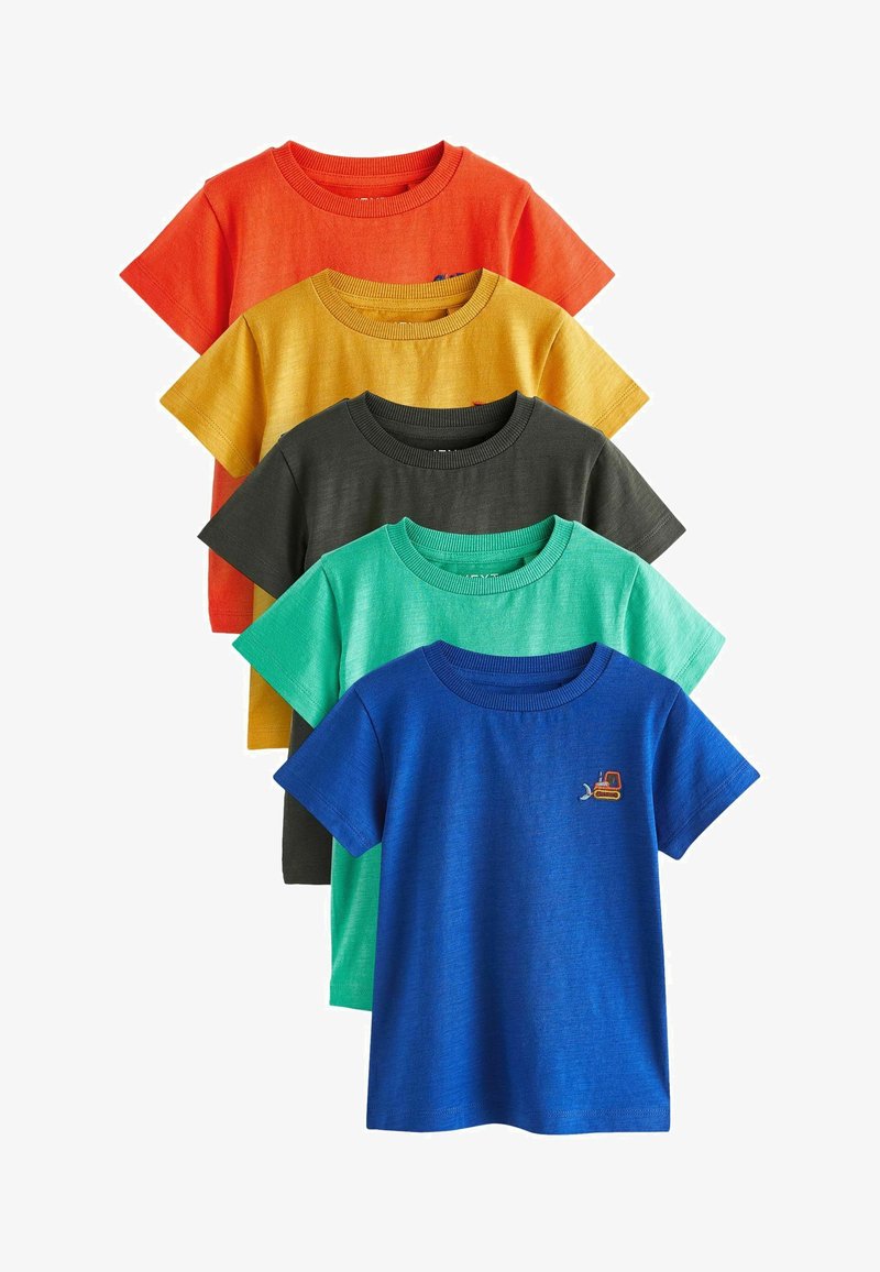 Cinque t-shirt a manica corta nei colori arancione, giallo, verde, grigio scuro e blu. Ognuno ha un collo rotondo e una texture morbida e liscia. La maglietta blu presenta un piccolo design ricamato.