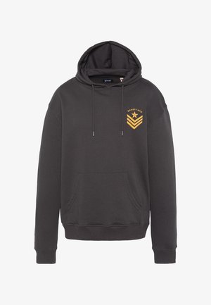 Sudadera con capucha de algodón de color gris oscuro con un bolsillo frontal. Presenta un logo bordado en amarillo en el pecho y cordones en la capucha.