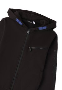 Sudadera con cremallera negra y un bolsillo frontal con cremallera, detalles en azul en los cordones y un logo texturizado en la manga. Tela suave.