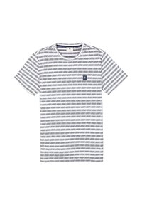 Camiseta de manga corta a rayas en blanco y azul marino, con un cuello redondo y un pequeño parche de logo en el pecho. Textura de tela suave.