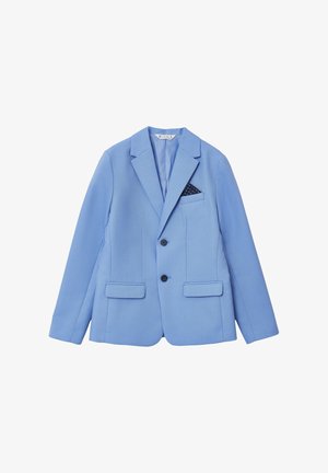 Blazer bleu clair en tissu texturé, coupe à simple boutonnage, deux poches avant, et un mouchoir de poche bleu marine contrastant à pois blancs.