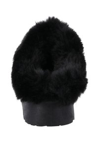 Svart fluffig slip-on sko med mjukt pälsfoder och strukturerad svart sula. Rundad baksidesdesign ger ett mysigt utseende.
