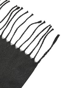 Czarny szalik o miękkiej teksturze, z skręconymi frędzlami wzdłuż jednej krawędzi oraz gładką, równą powierzchnią.