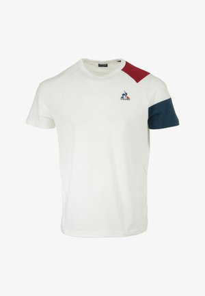 Witte t-shirt met rode en blauwe raglan mouwen, met een klein logo op de borst. Gemaakt van zachte katoenen stof, casual fit.