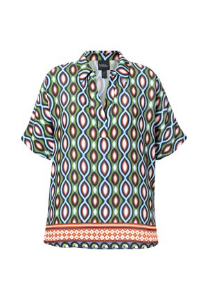 Blouse à manches courtes avec une base verte présentant un motif géométrique multicolore, incorporant des accents rouges, bleus et blancs, et un décolleté en V.