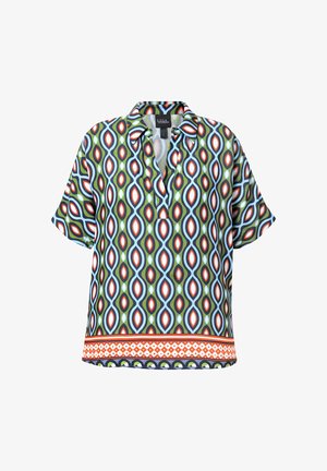 Blusa de manga corta con base verde que presenta un patrón geométrico multicolor, incorporando acentos en rojo, azul y blanco, y un escote en forma de pico.