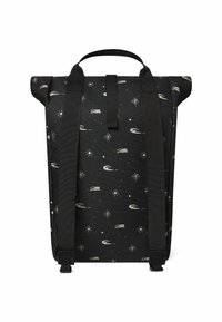 Sac à dos noir à rouleau avec des motifs célestes décoratifs, doté de bretelles en tissu et d'une poignée supérieure. Matériau texturé, design robuste pour une durabilité accrue.