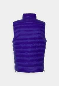Fialová nafukovací vesta s vysokým límcem, prošívaným designem a hladkým povrchem. Obsahuje zipový uzávěr na spodní straně pro nastavitelnou velikost.