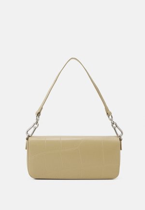Beige faux læder clutch taske med krokodilleskindsstruktur, featuring en aftagelig rem og sølvfarvede hardware, rektangulær form.