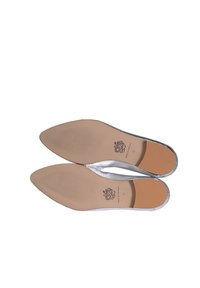Zilveren pointed-toe ballerina's met een gestructureerde bovenkant, een gladde binnenzool en een lichtbruine zool. Gemarkeerd met "37" en "Made in Portugal" op de onderkant.