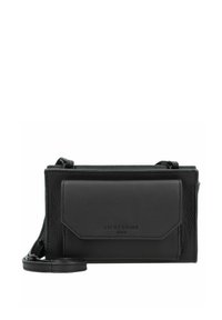 Czarna skórzana torba na ramię o teksturowanym wykończeniu, z przednią kieszenią, zamknięciem na zamek błyskawiczny i regulowanym paskiem. Logo widoczne z przodu.