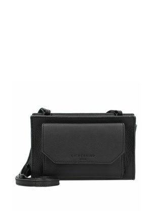 Schwarze Leder-Crossbody-Tasche mit strukturierter Oberfläche, ausgestattet mit einer Fronttasche, Reißverschluss und verstellbarem Riemen. Branding auf der Vorderseite sichtbar.
