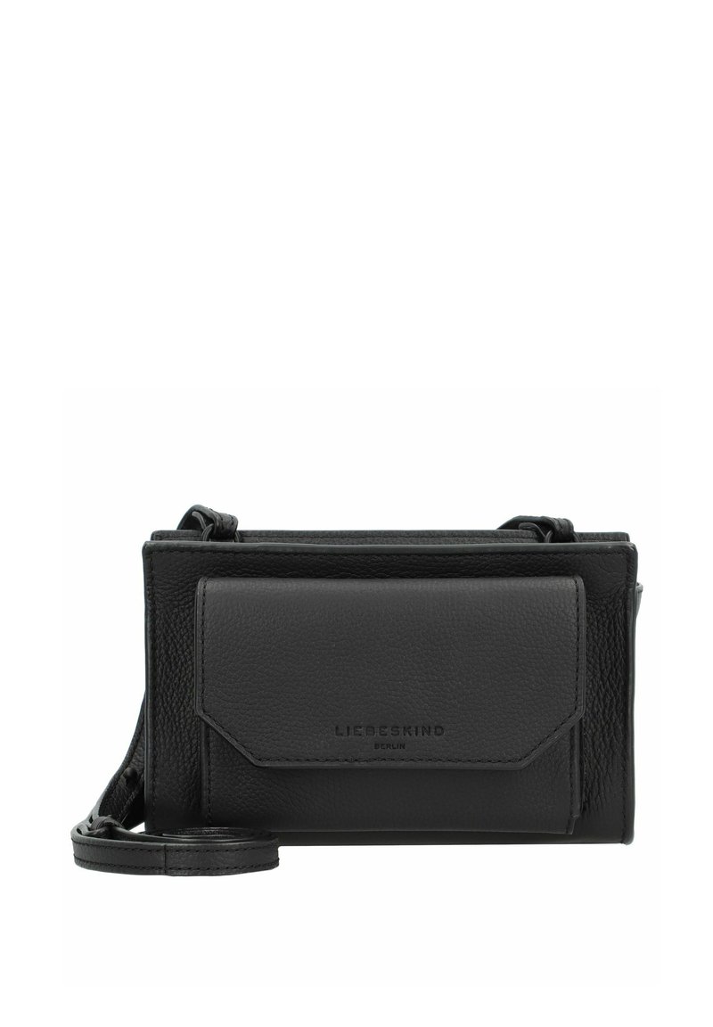 Schwarze Leder-Crossbody-Tasche mit strukturierter Oberfläche, ausgestattet mit einer Fronttasche, Reißverschluss und verstellbarem Riemen. Branding auf der Vorderseite sichtbar.