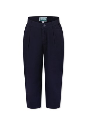 Pantalon bleu marine, longueur genou, avec une texture lisse, présentant une fermeture à bouton, deux plis à l'avant et une taille élastique pour le confort.