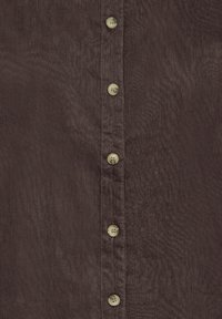 Tissu brun foncé avec une rangée verticale de six boutons beige cousus au centre.