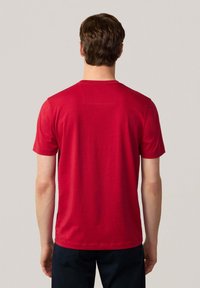 Rotes Kurzarm-T-Shirt aus weichem Stoff. Einfaches Rundhals-Design ohne sichtbare Muster oder Logos, mit glatter Textur.