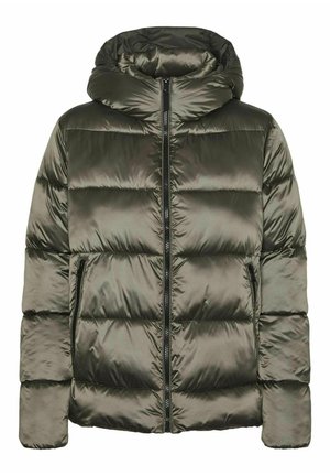 Maslinasto zeleni puffer jakna s sjajnom, glatkom teksturom, koja ima kapuljaču, zatvaranje na zip i horizontalni kvadratni uzorak.
