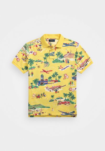 Rumena polo majica z tropičnim potiskom s palmami, letali in plažnimi prizori. Material se zdi gladek; vidni so ovratnik in gumbi.